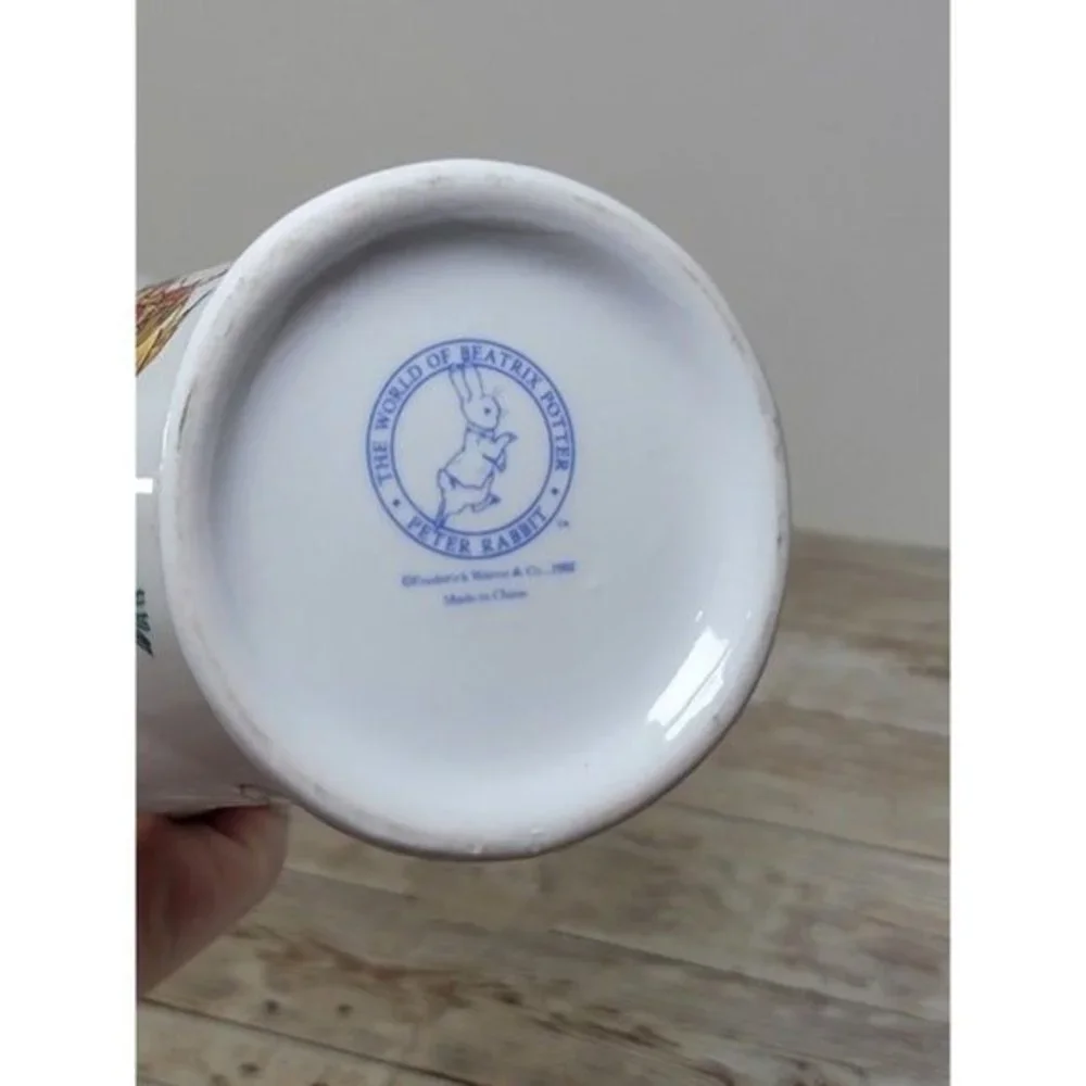 VASE PETER RABBIT BEATRIX‎ POTTER MRS. RABBIT BASKET Frederick Warne & Co 2002
